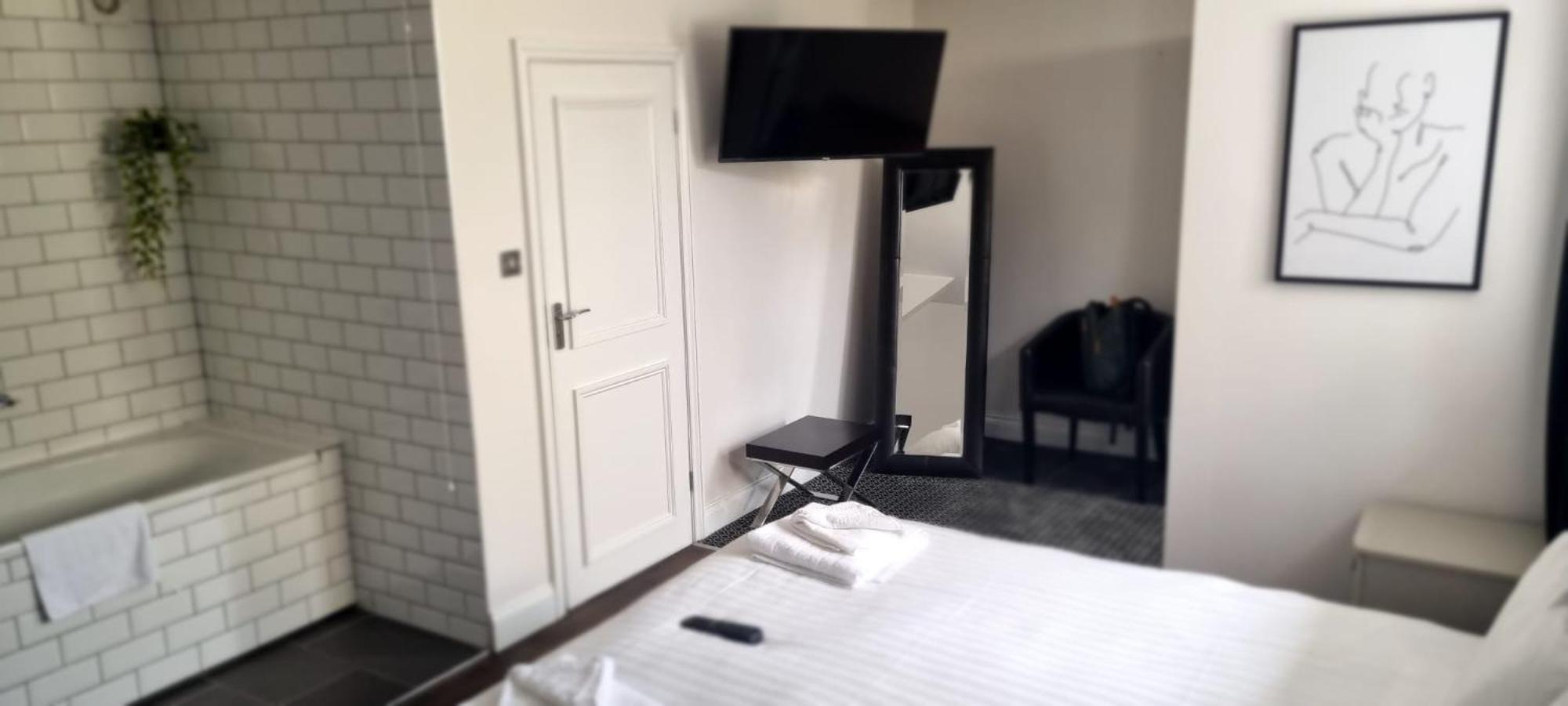 The Riverside House Hotel Mildenhall Esterno foto